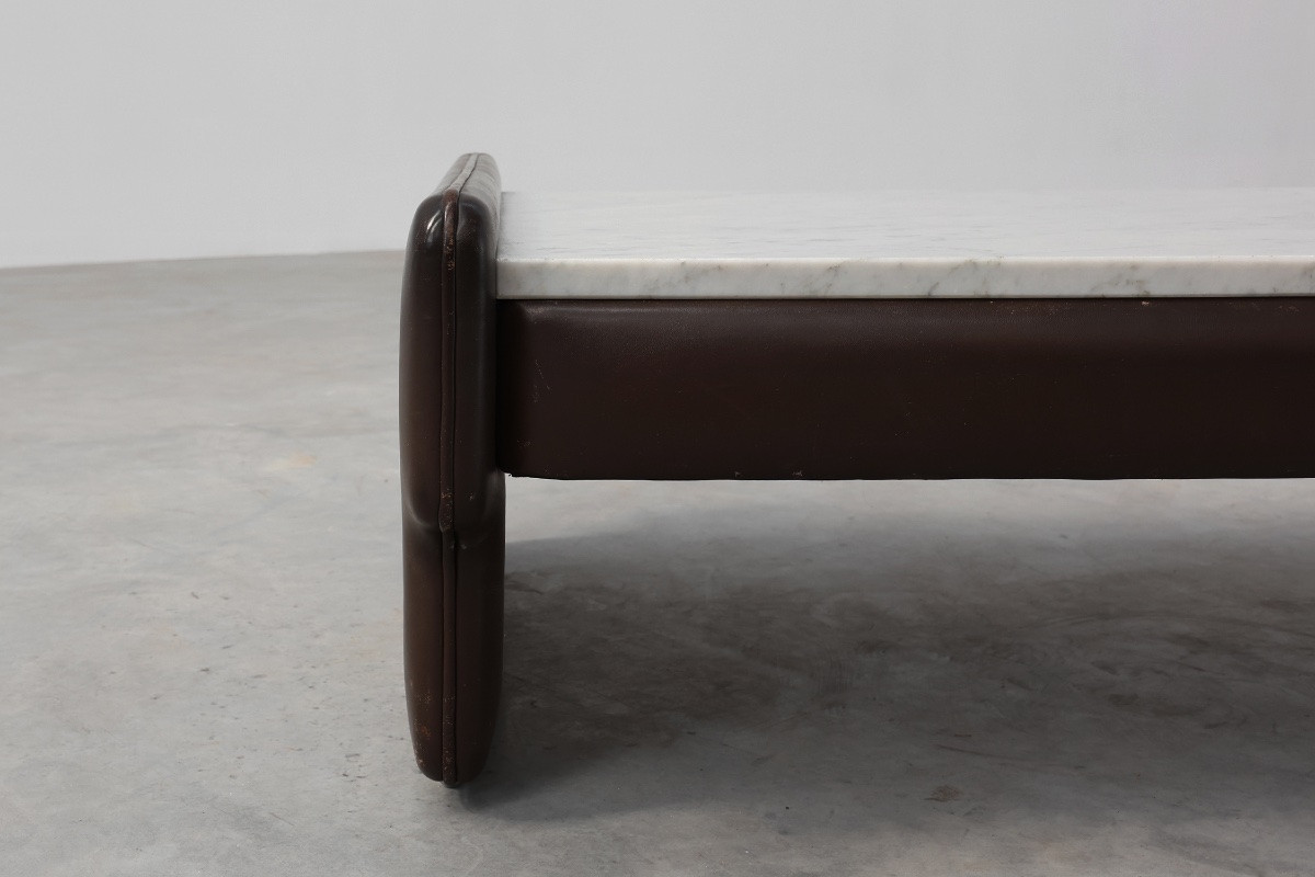 Table basse rectangulaire en cuir marron et marbre de Carrare, vers 1960-photo-5