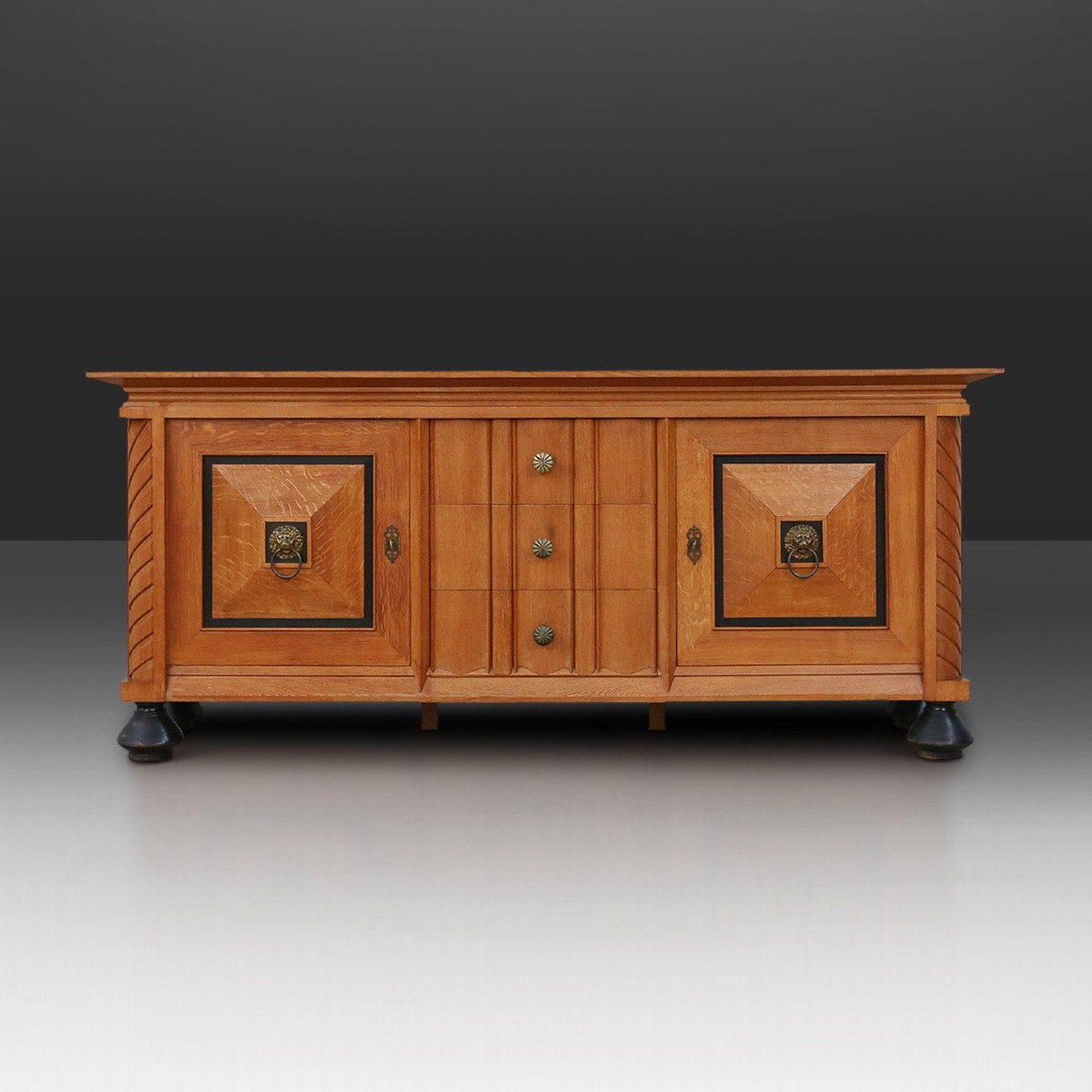 Buffet belge brutaliste Art Déco en chêne massif et détails en laiton