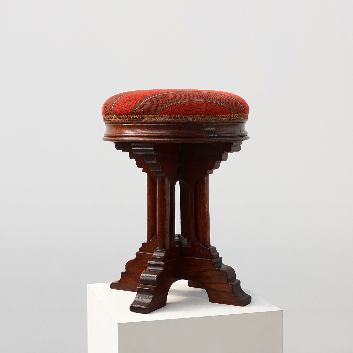 Néo-Gothique en chêne tabouret de velours rouge, la sellerie, la France de 1850