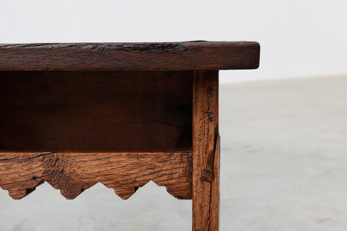 Tabouret rectangulaire sculpté en chêne massif de style néogothique, France vers 1900-photo-2