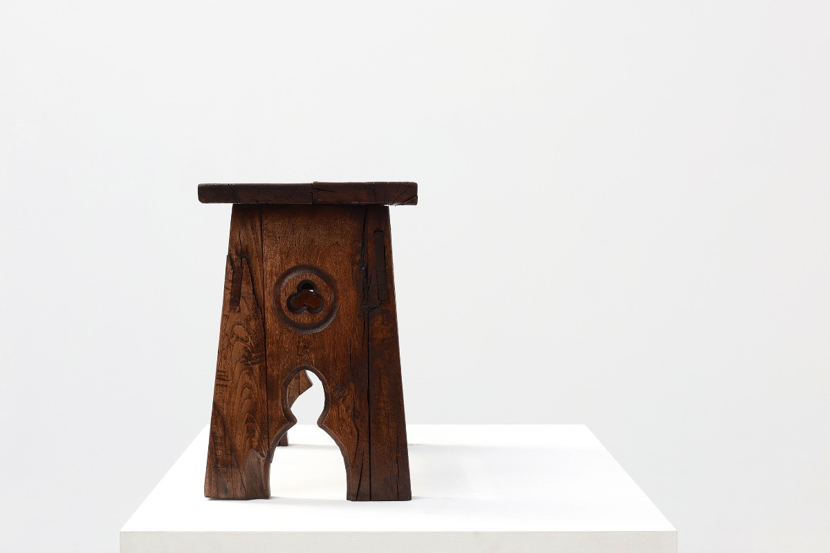 Tabouret rectangulaire sculpté en chêne massif de style néogothique, France vers 1900-photo-3