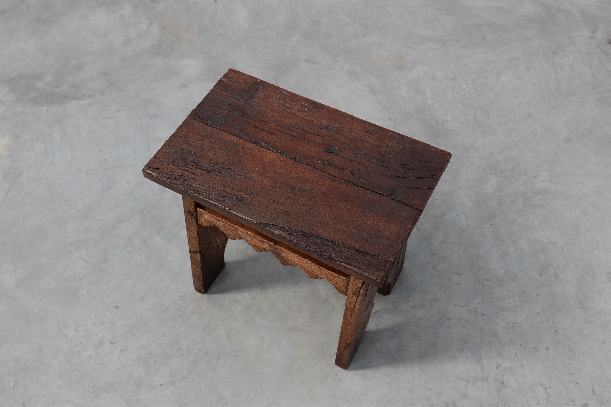 Tabouret rectangulaire sculpté en chêne massif de style néogothique, France vers 1900-photo-6