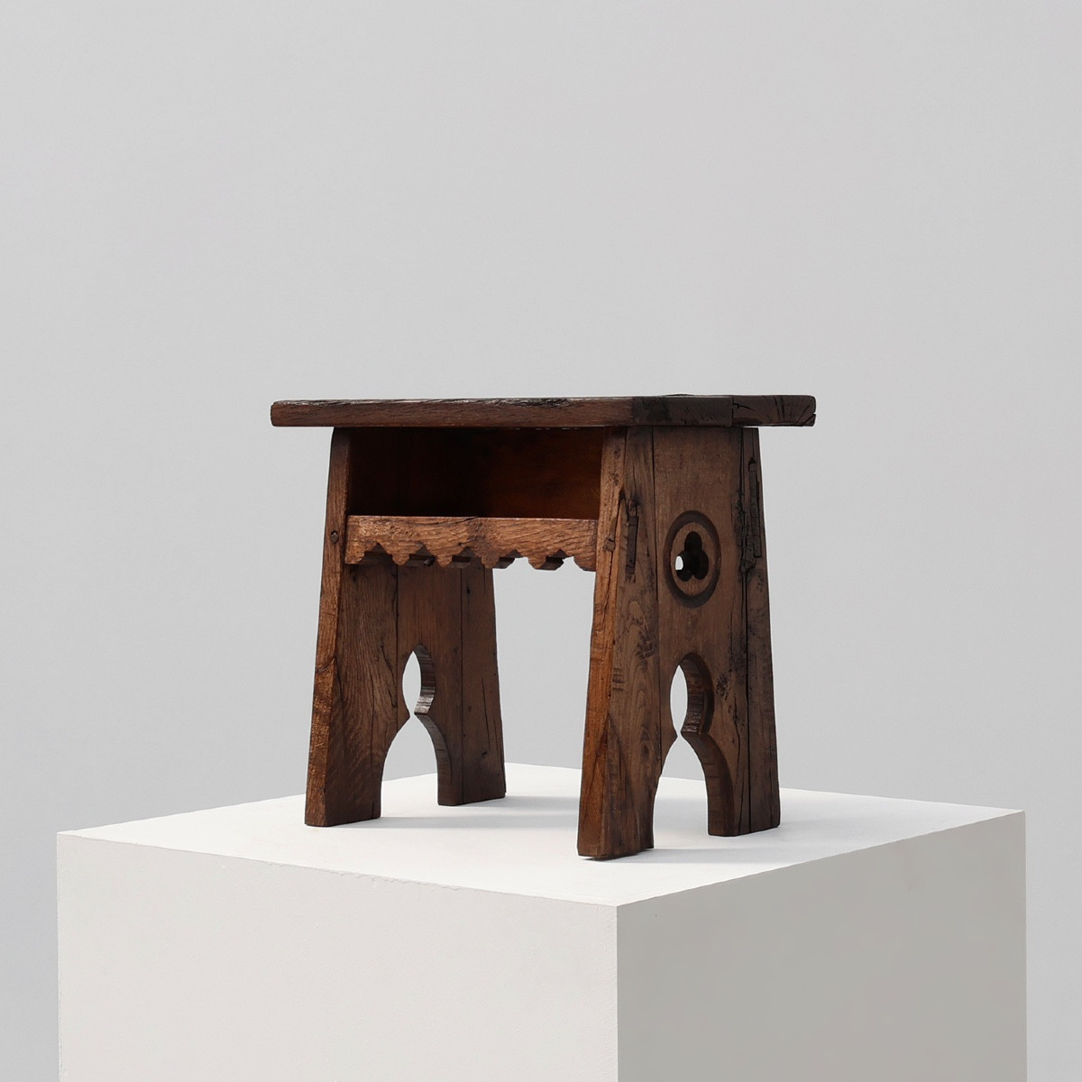 Tabouret rectangulaire sculpté en chêne massif de style néogothique, France vers 1900