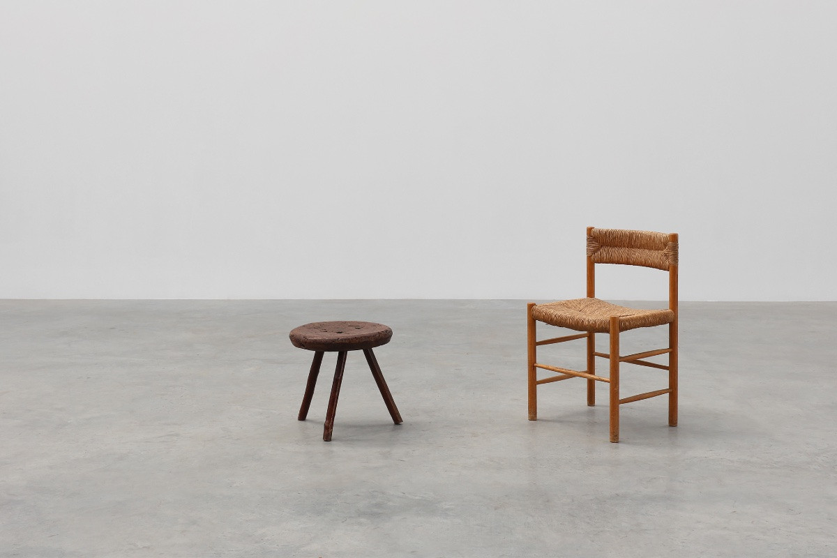 Tabouret tripode rustique en chêne massif de style Wabi Sabi, France vers 1850-photo-2