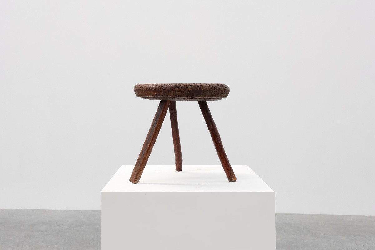 Tabouret tripode rustique en chêne massif de style Wabi Sabi, France vers 1850-photo-3