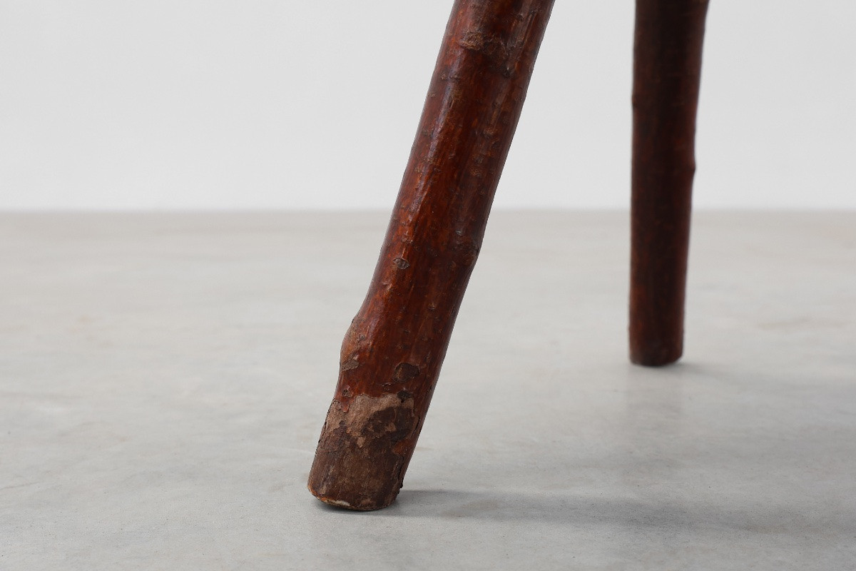 Tabouret tripode rustique en chêne massif de style Wabi Sabi, France vers 1850-photo-1