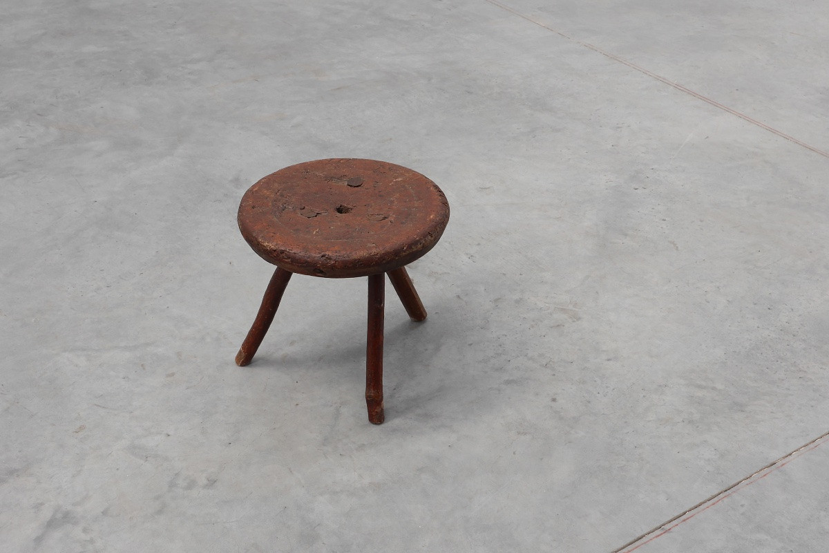 Tabouret tripode rustique en chêne massif de style Wabi Sabi, France vers 1850-photo-2