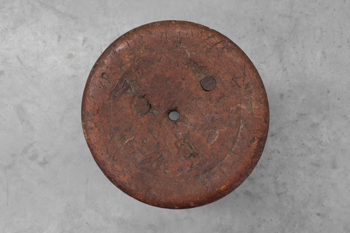 Tabouret tripode rustique en chêne massif de style Wabi Sabi, France vers 1850-photo-3