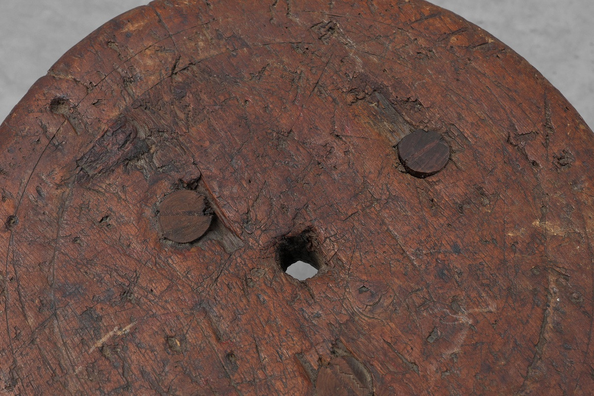 Tabouret tripode rustique en chêne massif de style Wabi Sabi, France vers 1850-photo-4