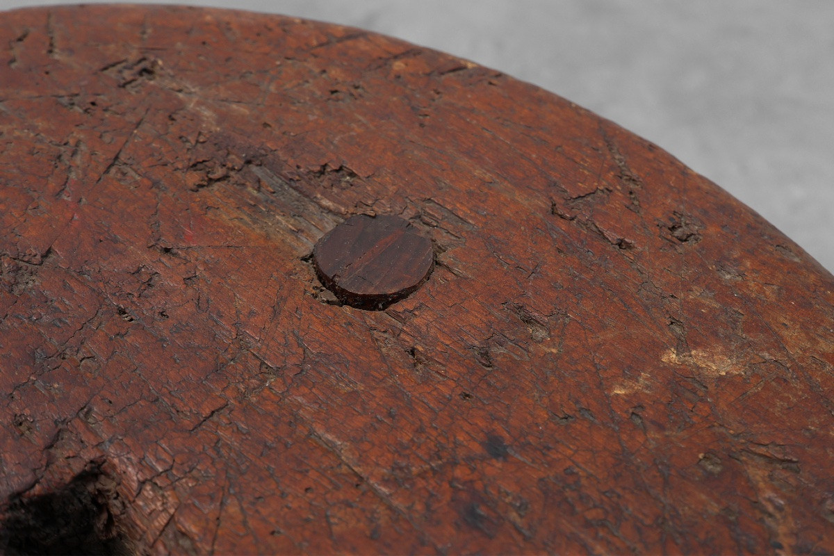 Tabouret tripode rustique en chêne massif de style Wabi Sabi, France vers 1850-photo-5