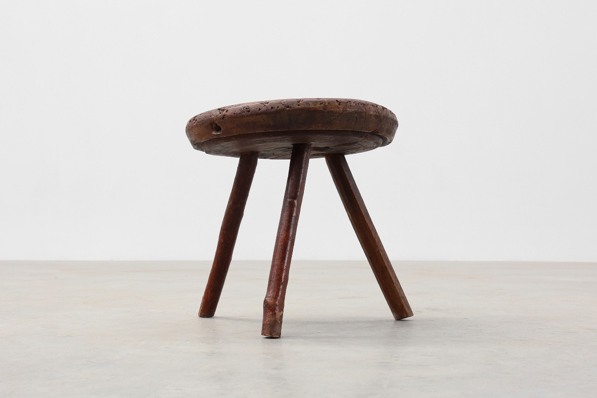 Tabouret tripode rustique en chêne massif de style Wabi Sabi, France vers 1850-photo-6