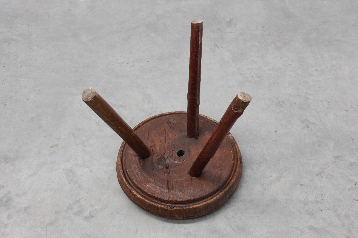 Tabouret tripode rustique en chêne massif de style Wabi Sabi, France vers 1850-photo-7