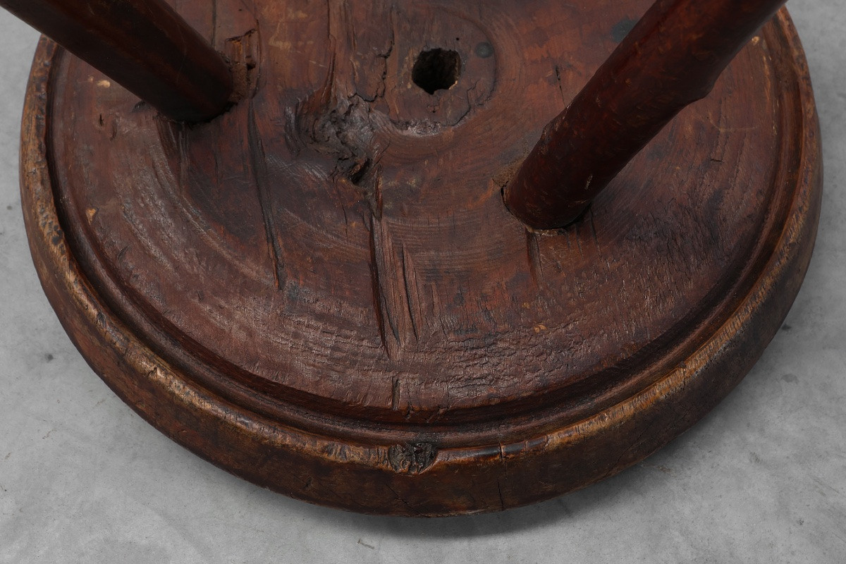 Tabouret tripode rustique en chêne massif de style Wabi Sabi, France vers 1850-photo-8
