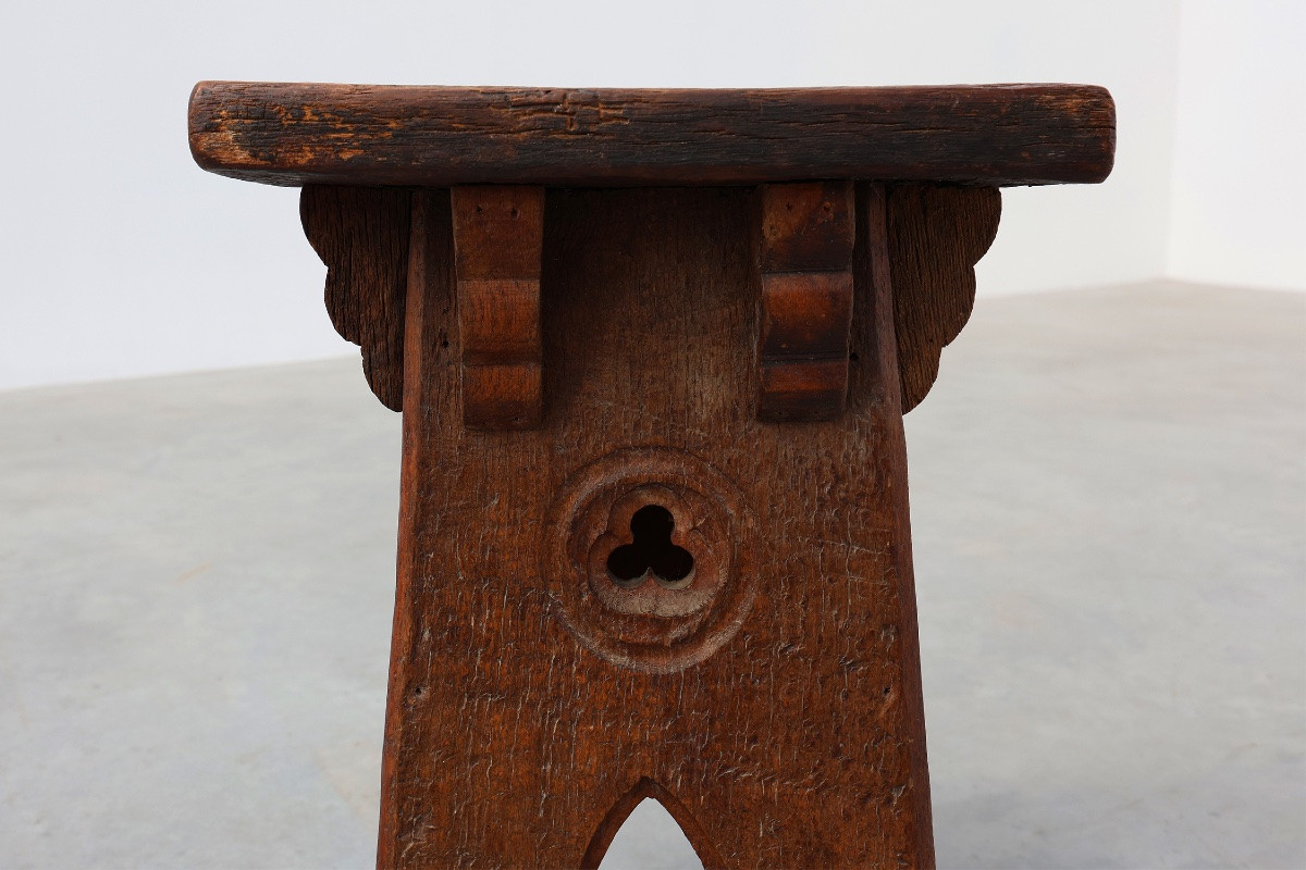 Milieu du 19e Siècle français, en bois sculpté, tabouret bas en style Gothique-photo-3