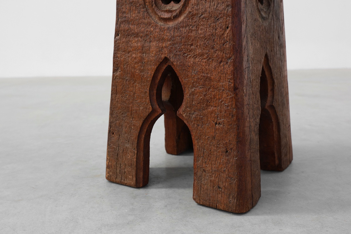 Milieu du 19e Siècle français, en bois sculpté, tabouret bas en style Gothique-photo-4