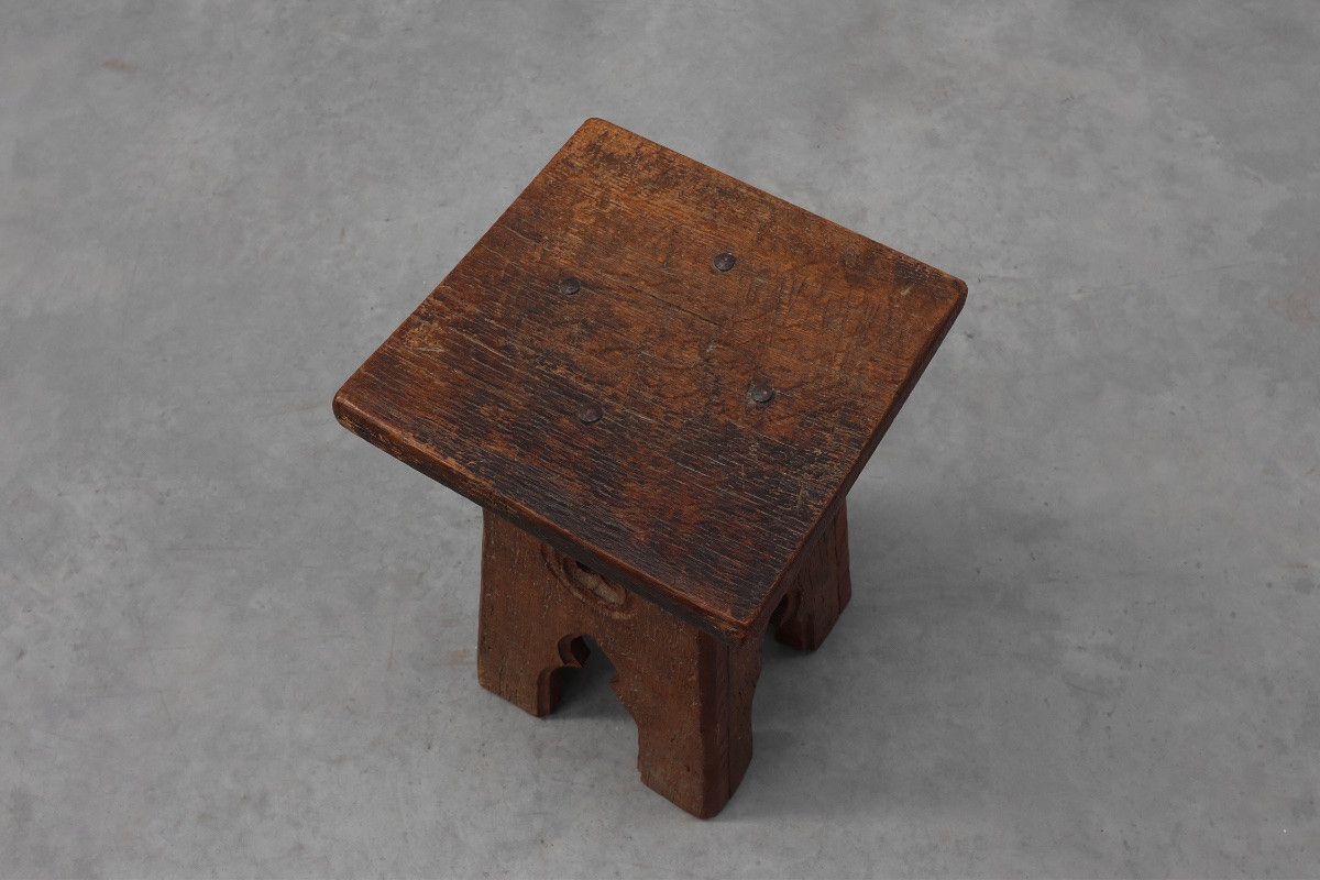 Milieu du 19e Siècle français, en bois sculpté, tabouret bas en style Gothique-photo-1