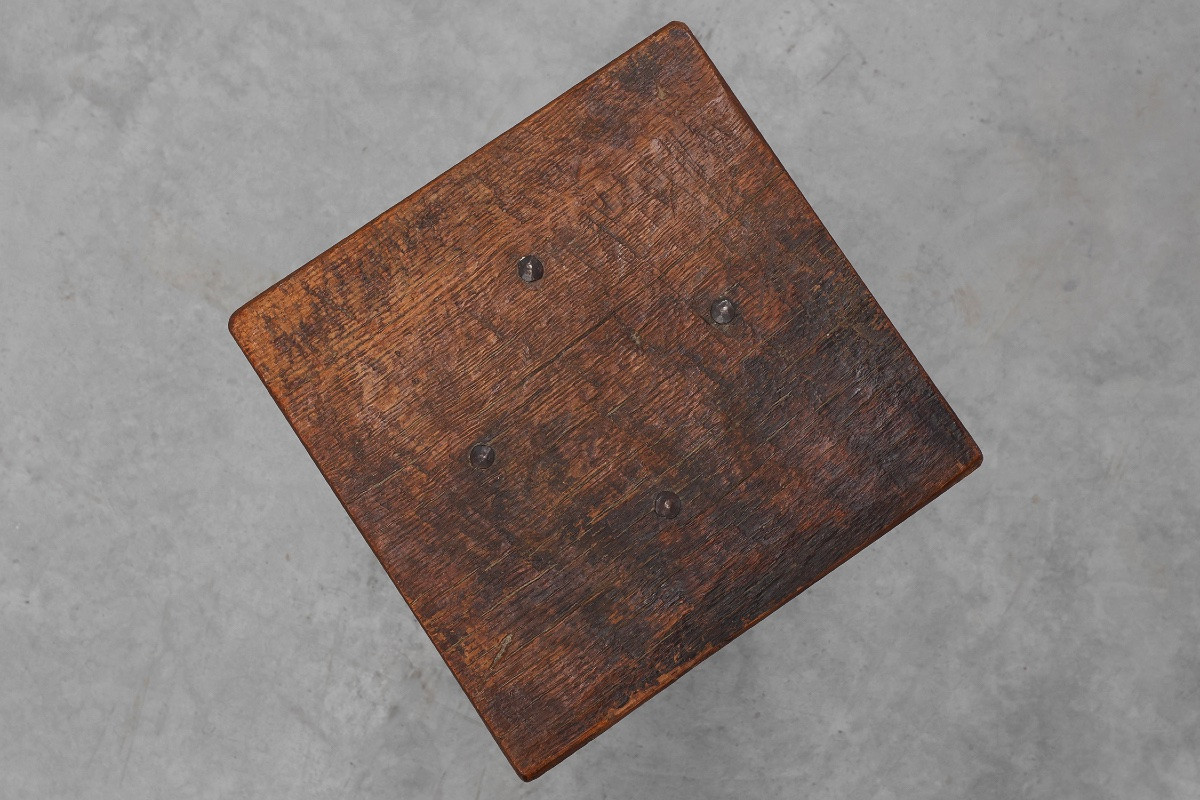 Milieu du 19e Siècle français, en bois sculpté, tabouret bas en style Gothique-photo-3