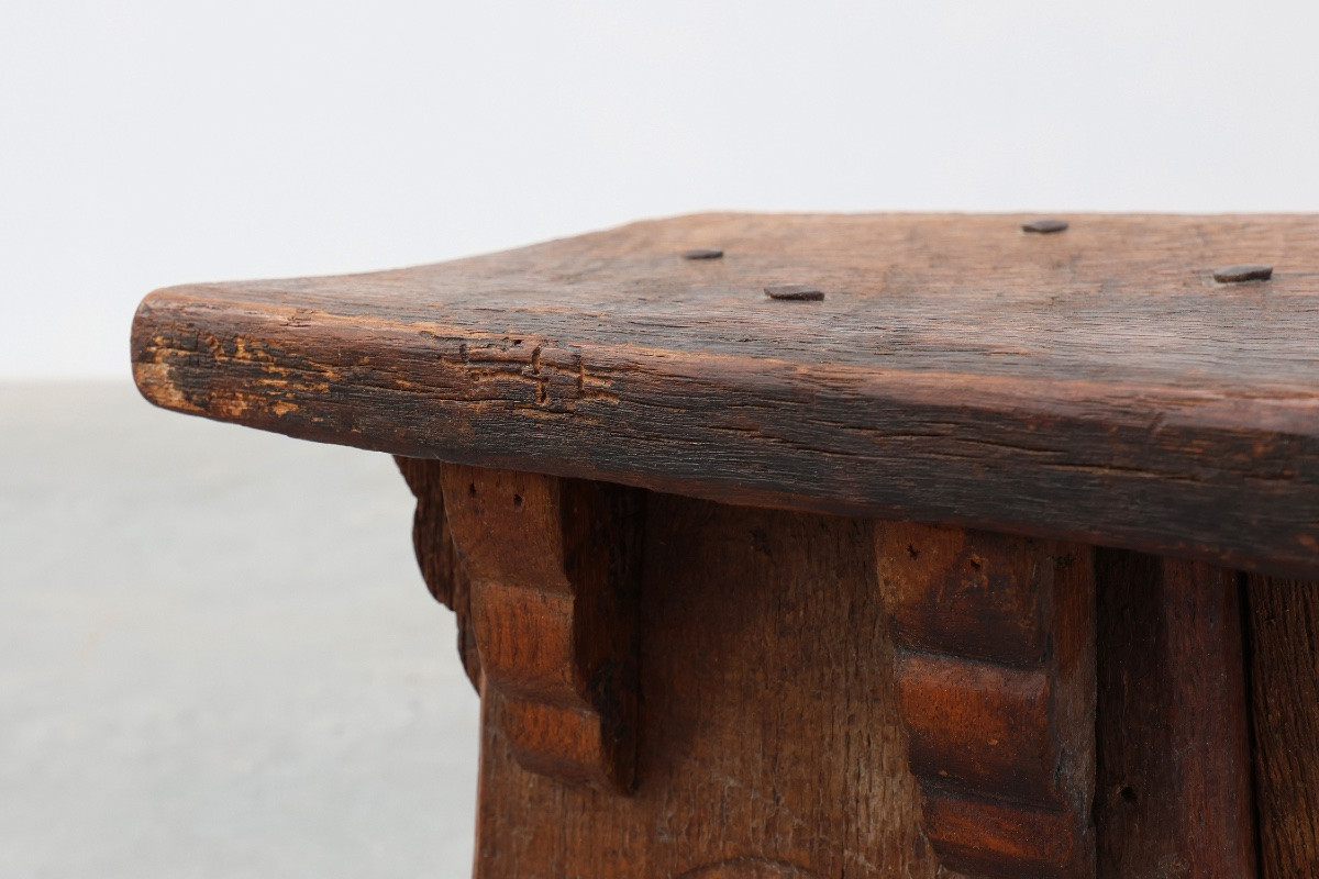 Milieu du 19e Siècle français, en bois sculpté, tabouret bas en style Gothique-photo-4
