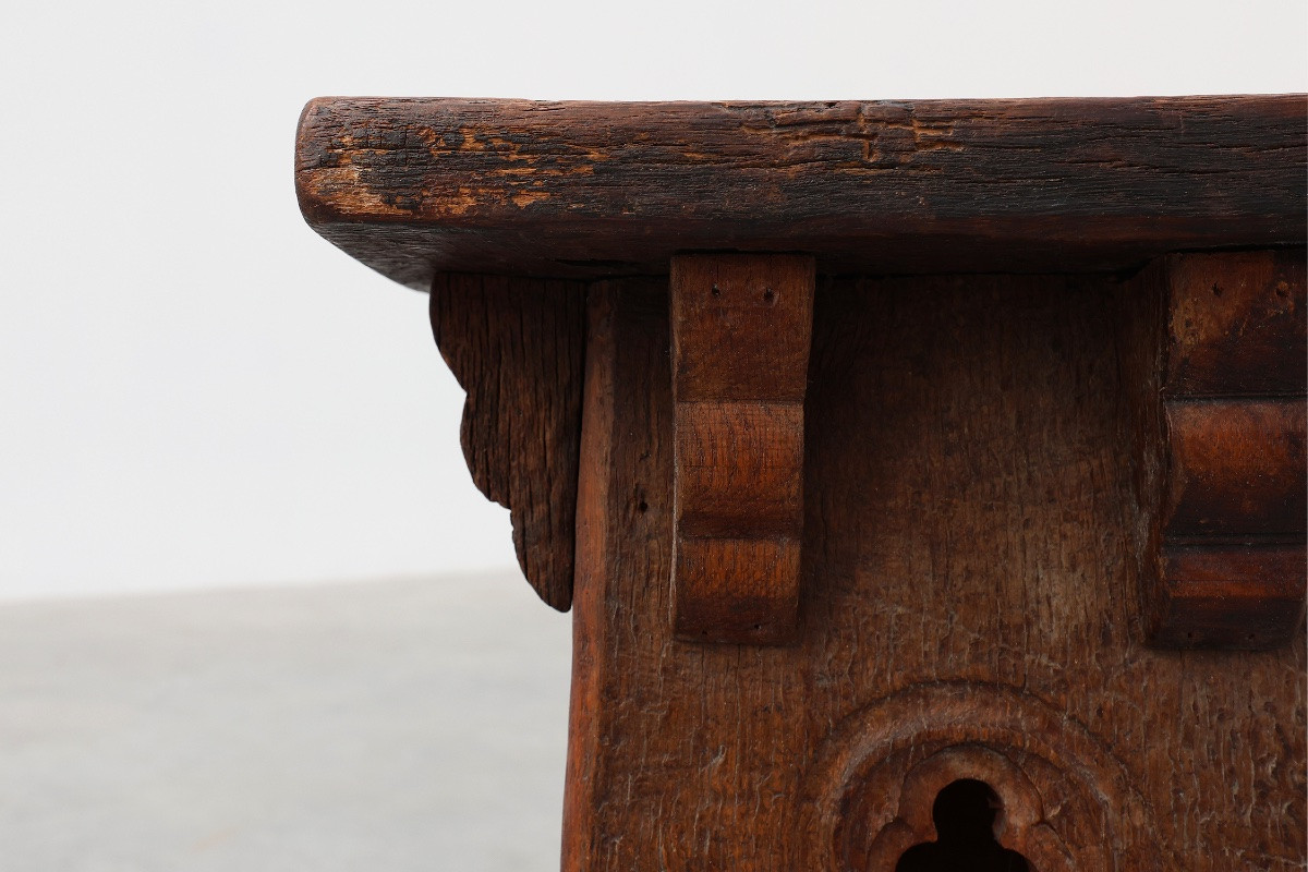 Milieu du 19e Siècle français, en bois sculpté, tabouret bas en style Gothique-photo-5