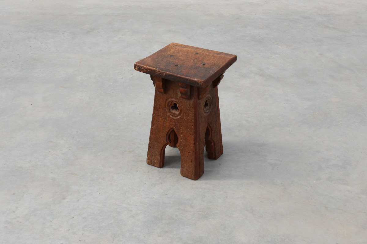 Milieu du 19e Siècle français, en bois sculpté, tabouret bas en style Gothique-photo-8