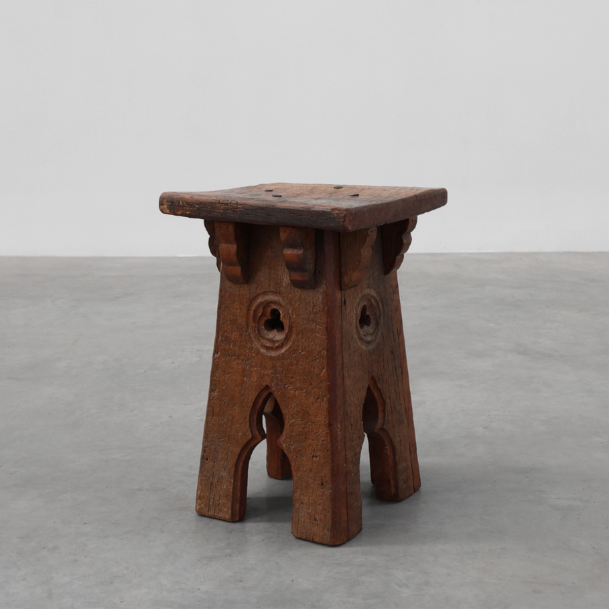 Milieu du 19e Siècle français, en bois sculpté, tabouret bas en style Gothique