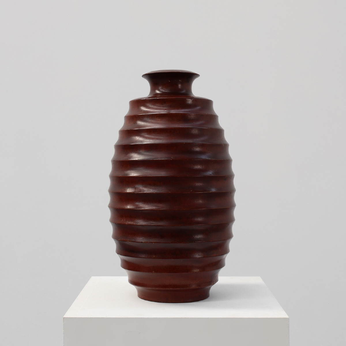 Grand vase français en bois tourné de style Art Déco, vers 1925