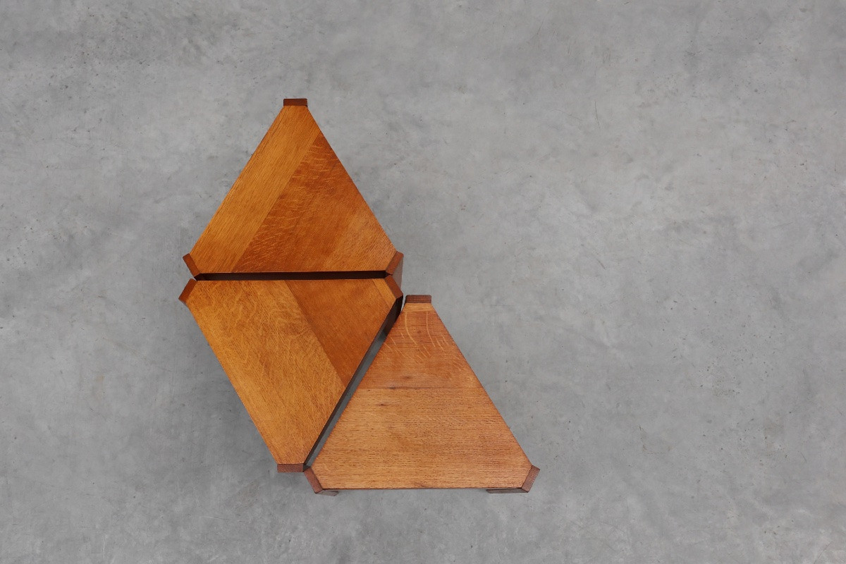 Ensemble de 3 tables triangulaires empilables ou modulables en chêne, France, vers 1960-photo-3