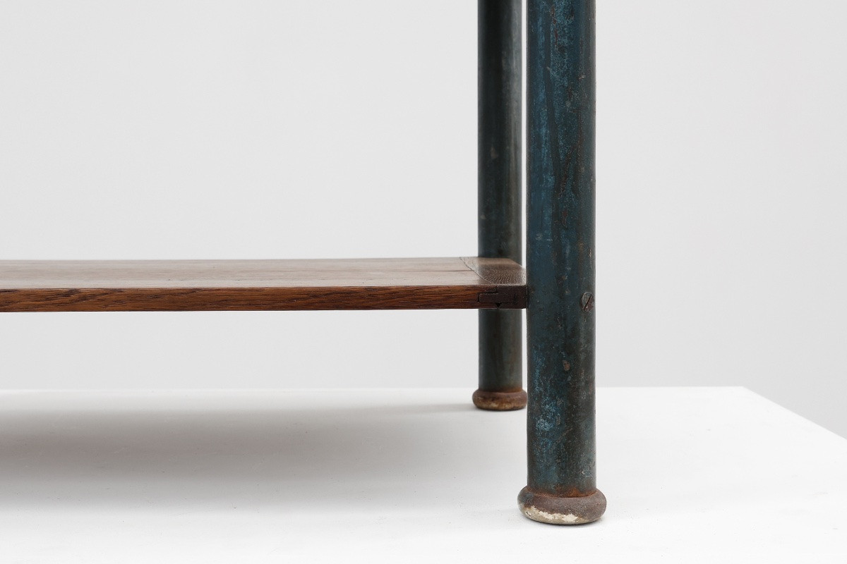 Table d'appoint ou table de chevet industrielle de style Bauhaus, Belgique vers 1910-photo-1