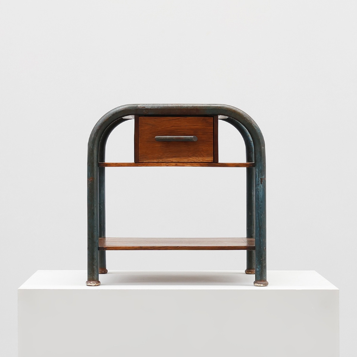 Table d'appoint ou table de chevet industrielle de style Bauhaus, Belgique vers 1910