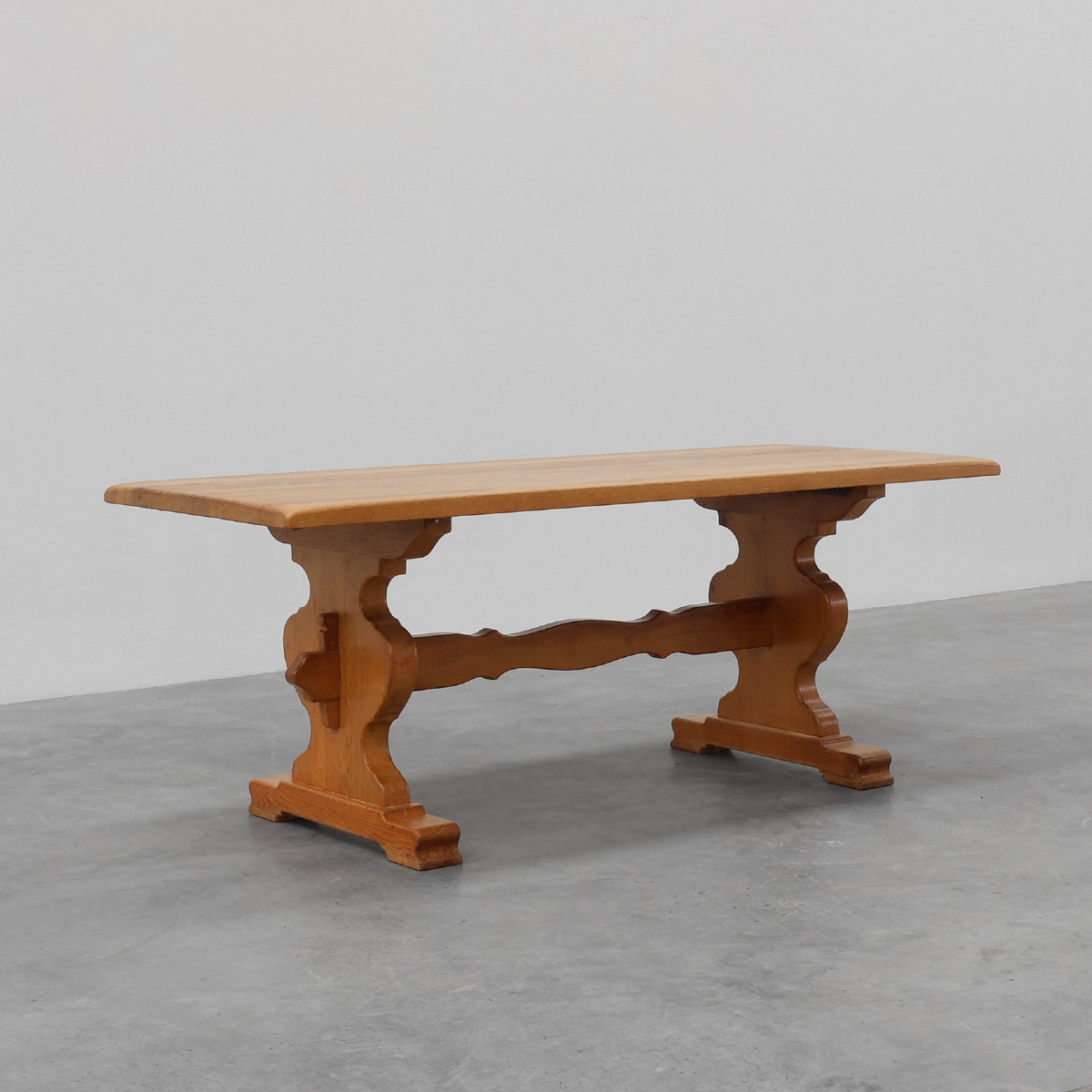 Table à tréteaux en chêne français du XXe siècle avec pieds festonnés et plateau en planches