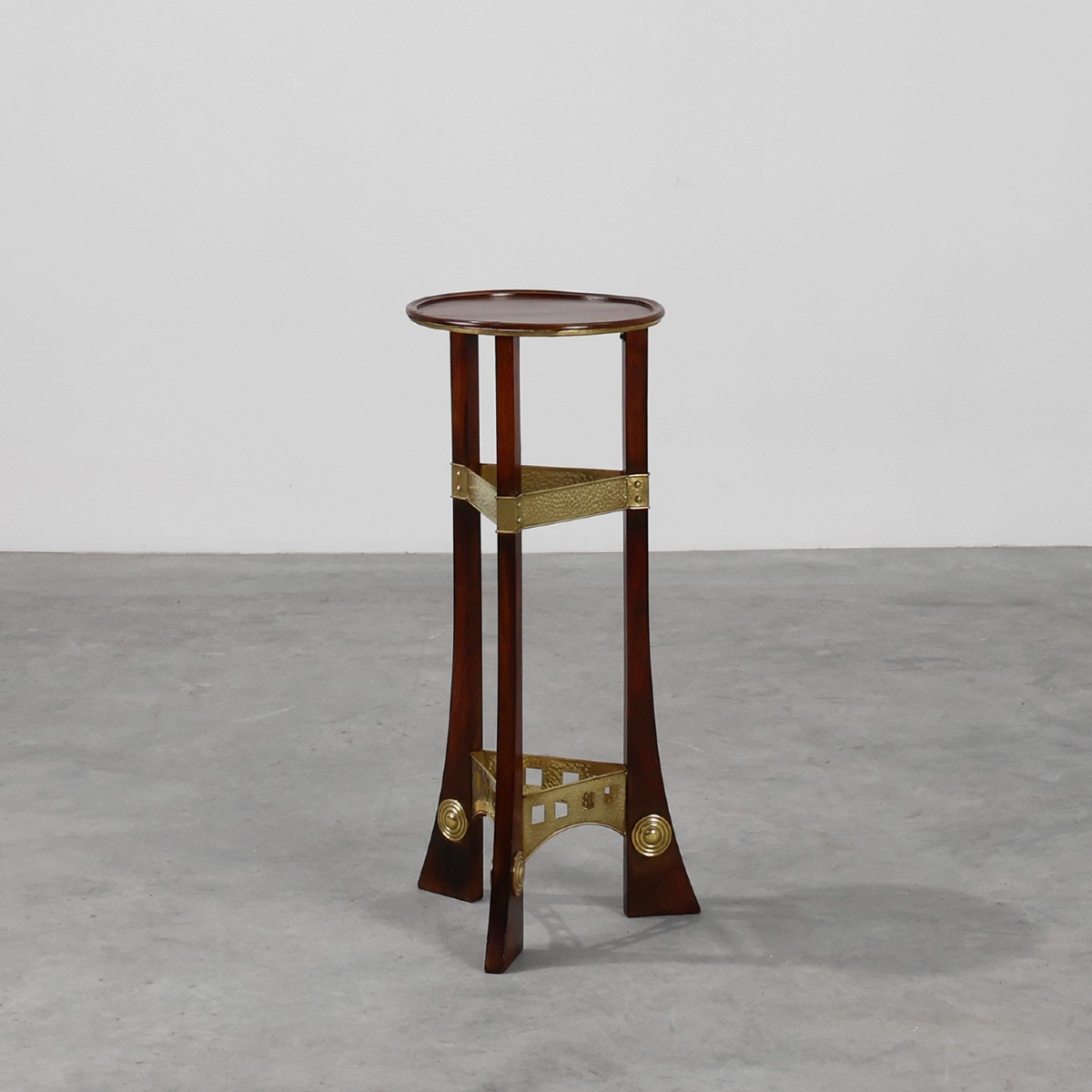 Table piédestal Art Nouveau en bois et laiton, Belgique, vers 1910