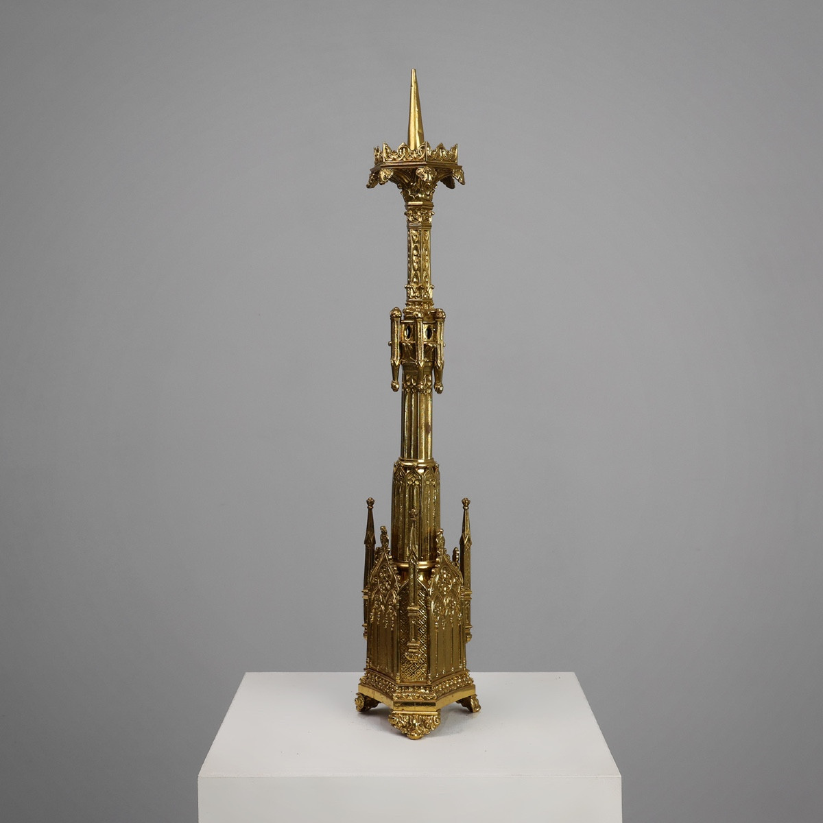 Neogotische koperen kerkkaarsenhouder, gestempeld “LL A Paris”, Frankrijk, ca. 1880