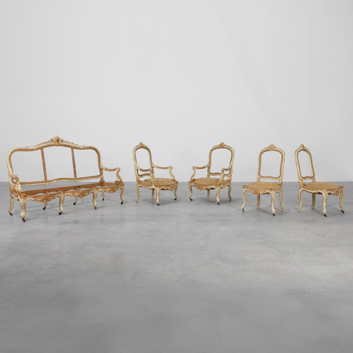 Suite Louis XV originale du début du XIXe siècle en bois sculpté, France