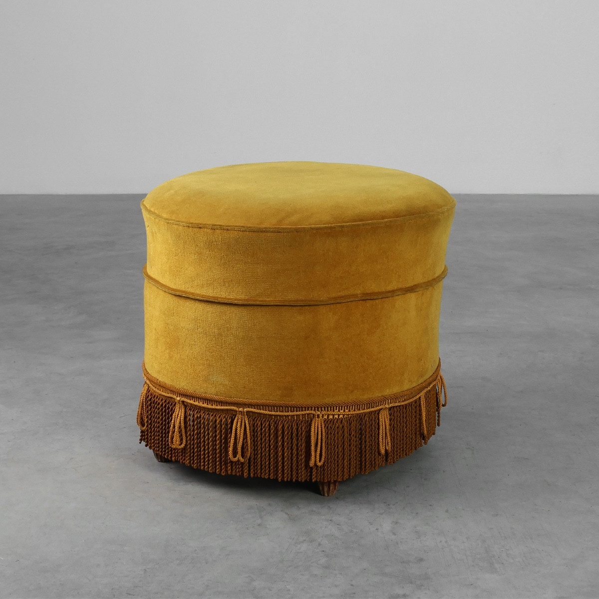 Pouf jaune moutarde en bois et velours, France, années 1950