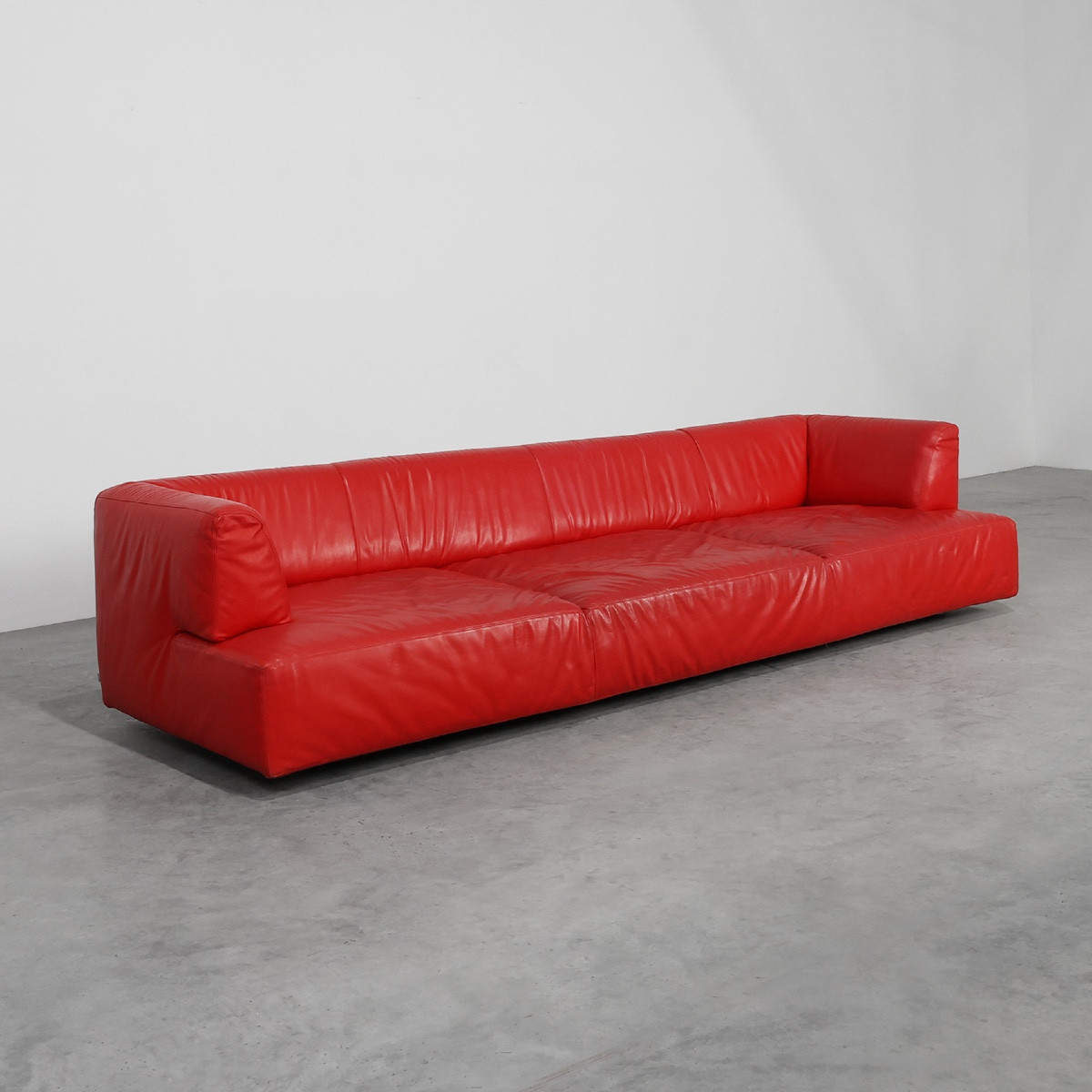 Canape 3 places en cuir rouge style mid-century  de la marque Edra, Italy 2000