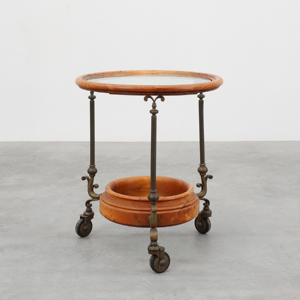 Chariot de service rustique en cuivre et noyer avec plateau en verre, France vers 1900