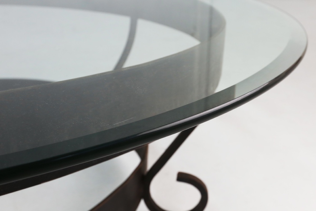 Table basse ronde rustique avec piètement en fer forgé et plateau en verre, France, années 1930-photo-3