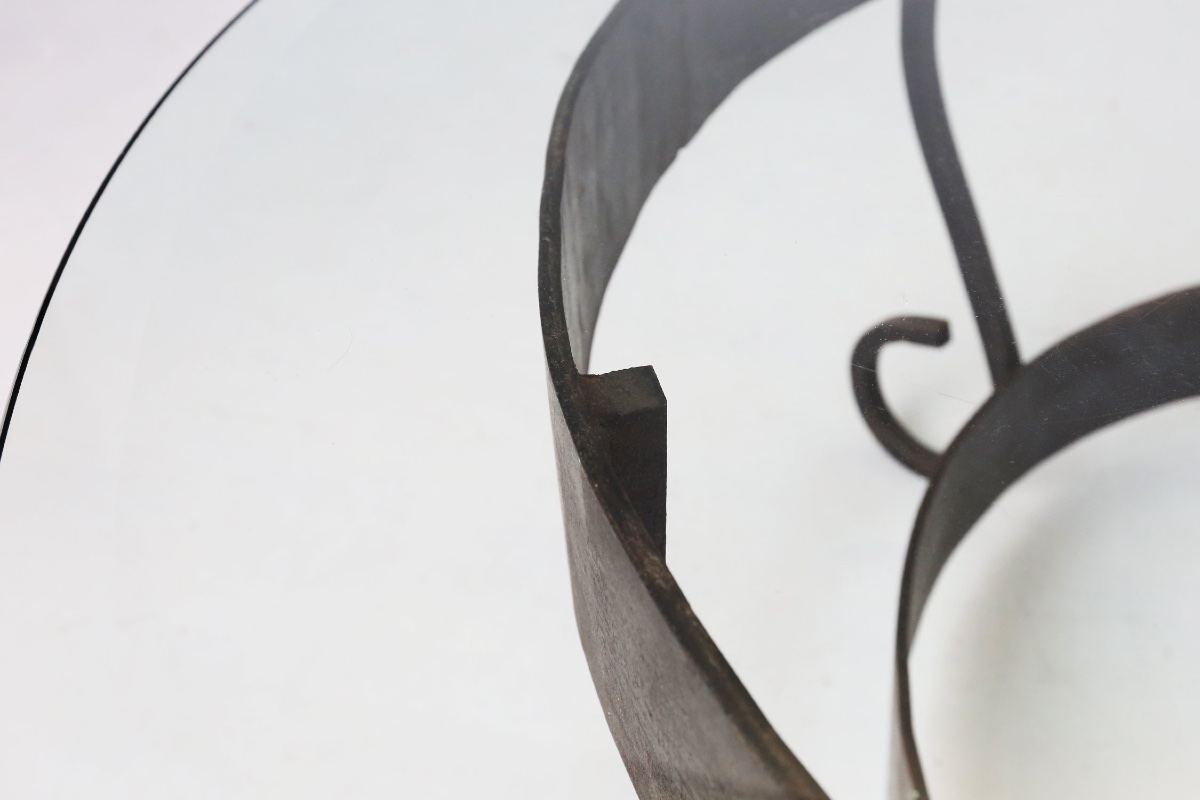 Table basse ronde rustique avec piètement en fer forgé et plateau en verre, France, années 1930-photo-2