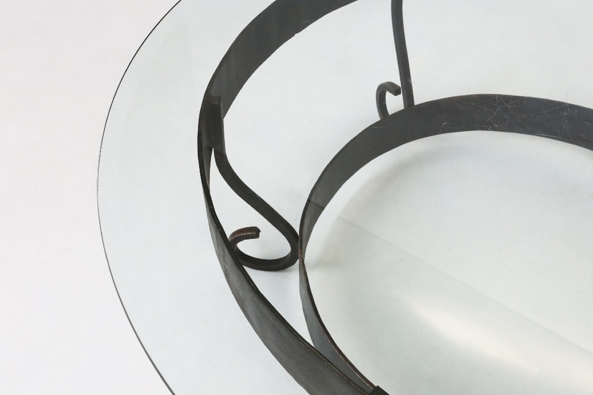 Table basse ronde rustique avec piètement en fer forgé et plateau en verre, France, années 1930-photo-3