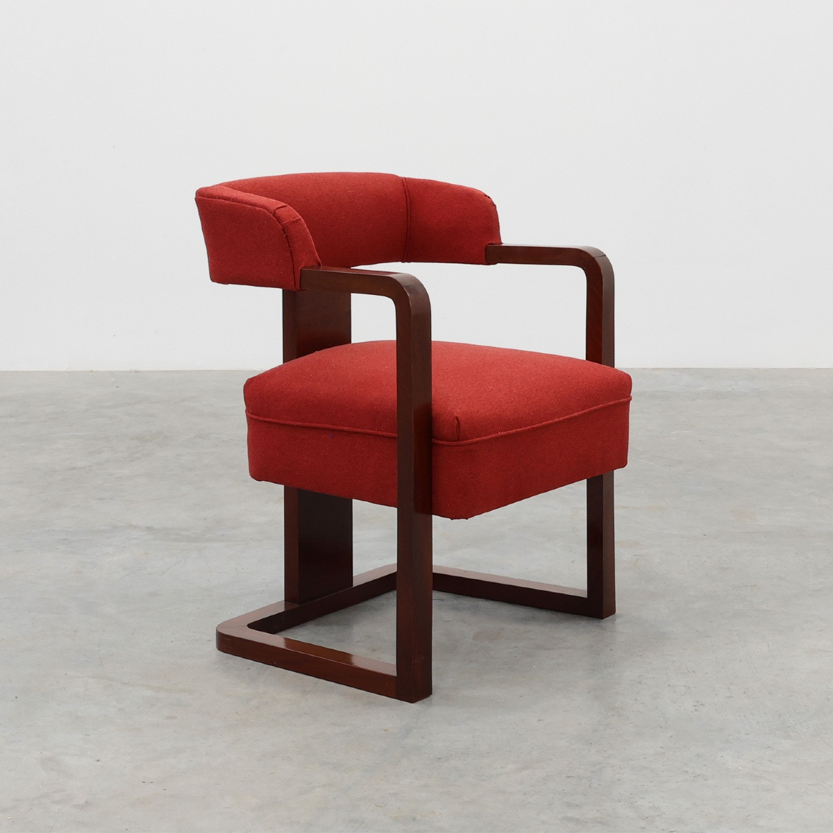 Fauteuil Art déco rouge retapissé, Belgique, vers 1920