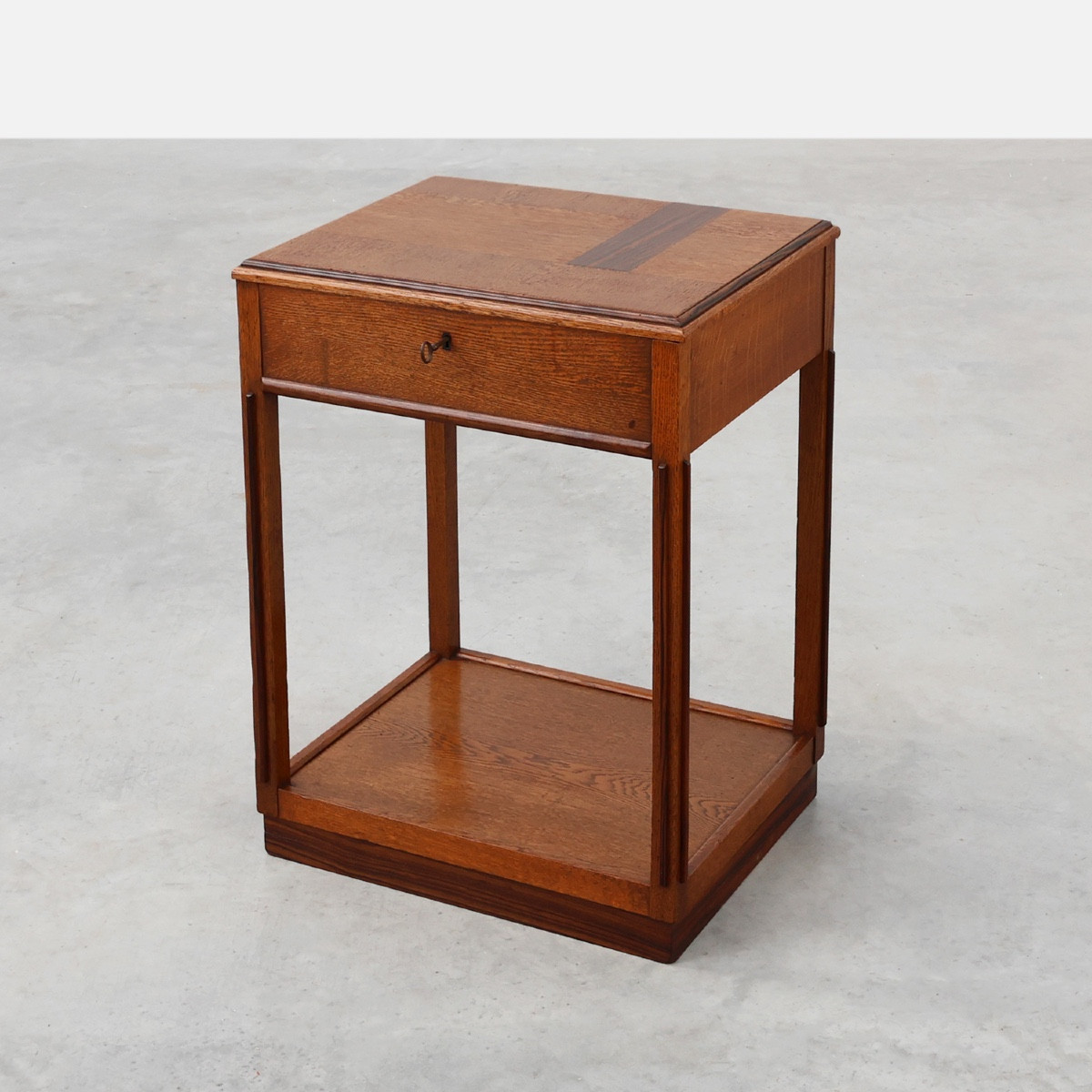 Table d'appoint ou meuble de style école d'Amsterdam, Pays-Bas, vers 1915