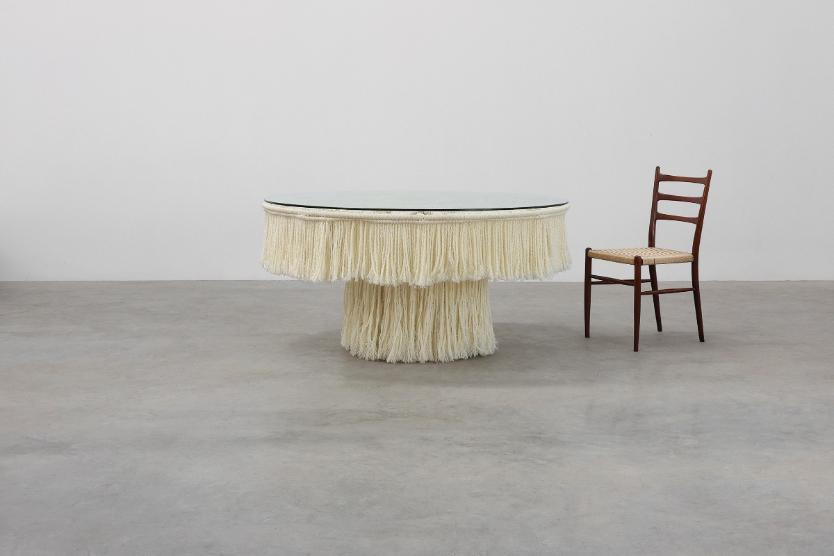 Table de salle à manger monumentale blanche à plateau en verre et macramé, Italia-photo-2