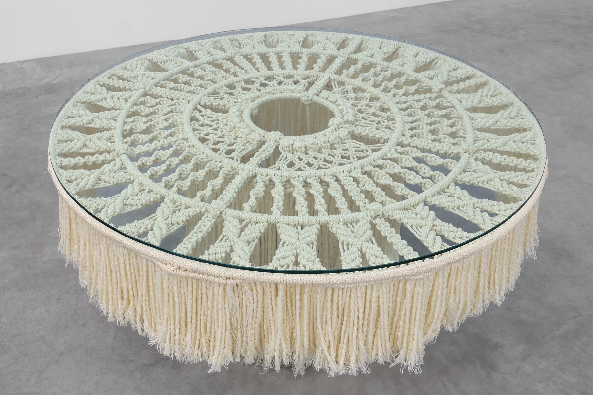 Table de salle à manger monumentale blanche à plateau en verre et macramé, Italia-photo-4