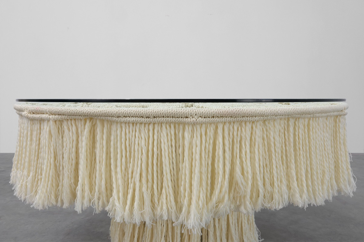 Table de salle à manger monumentale blanche à plateau en verre et macramé, Italia-photo-1