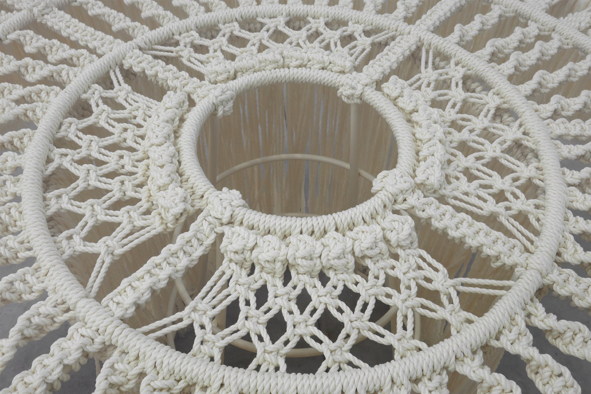 Table de salle à manger monumentale blanche à plateau en verre et macramé, Italia-photo-3