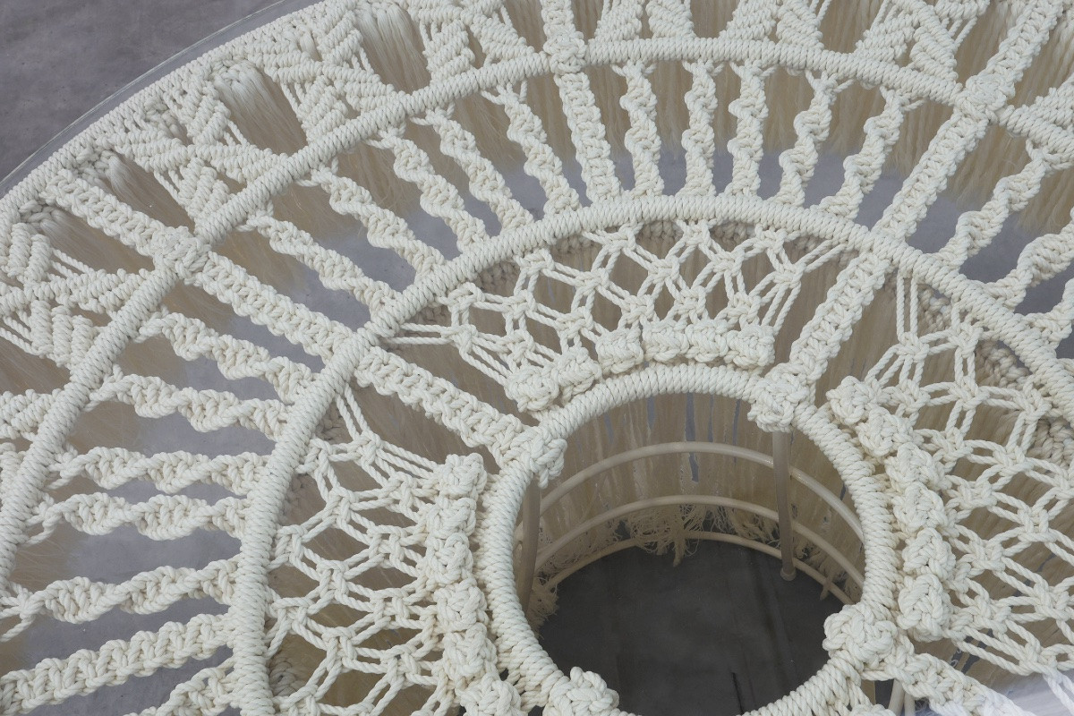 Table de salle à manger monumentale blanche à plateau en verre et macramé, Italia-photo-4