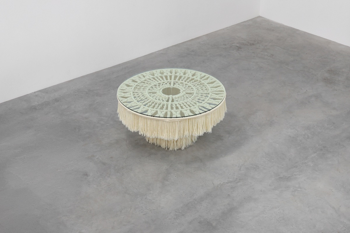 Table de salle à manger monumentale blanche à plateau en verre et macramé, Italia-photo-5