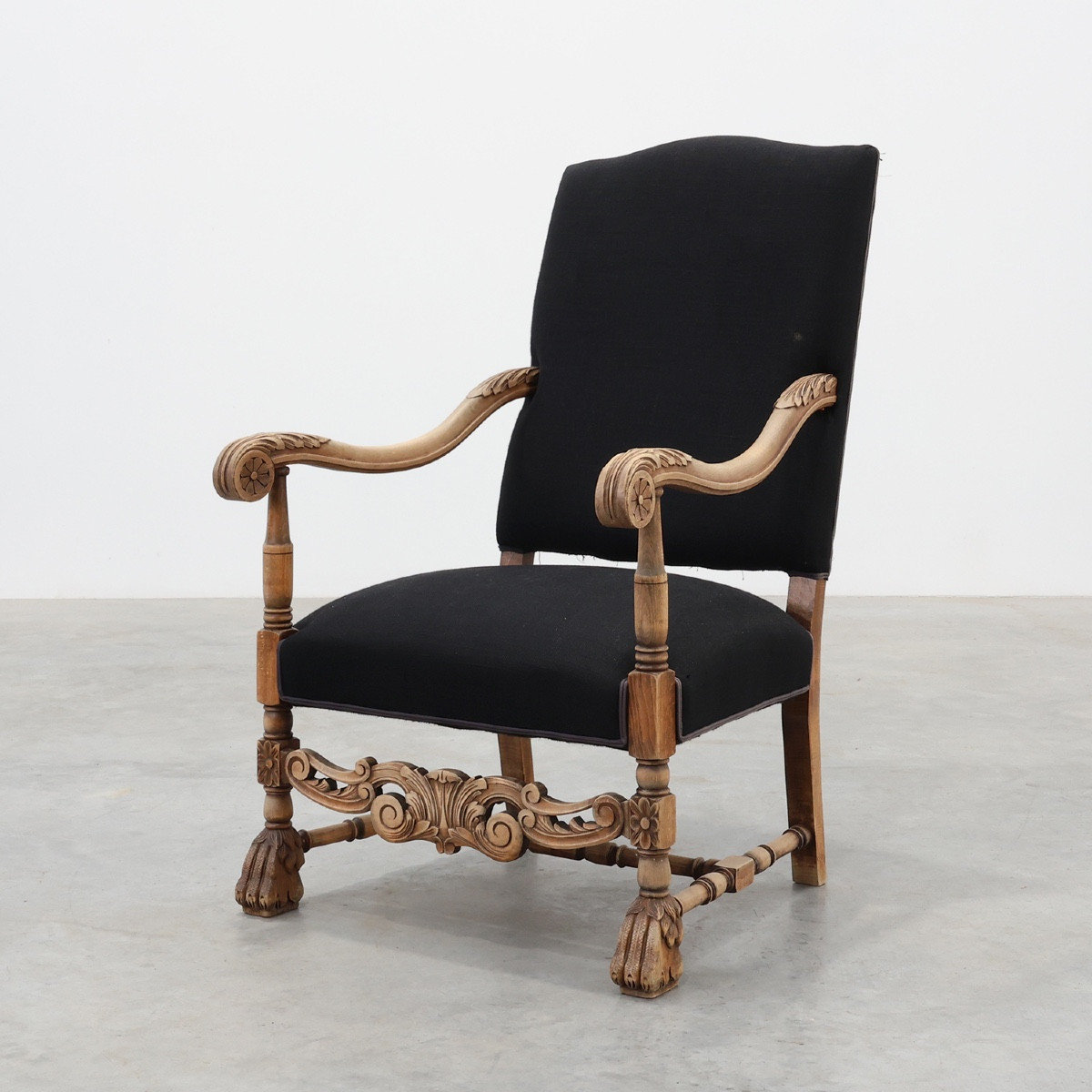 Fauteuil Louis XIII du XIXe siècle en lin noir, France