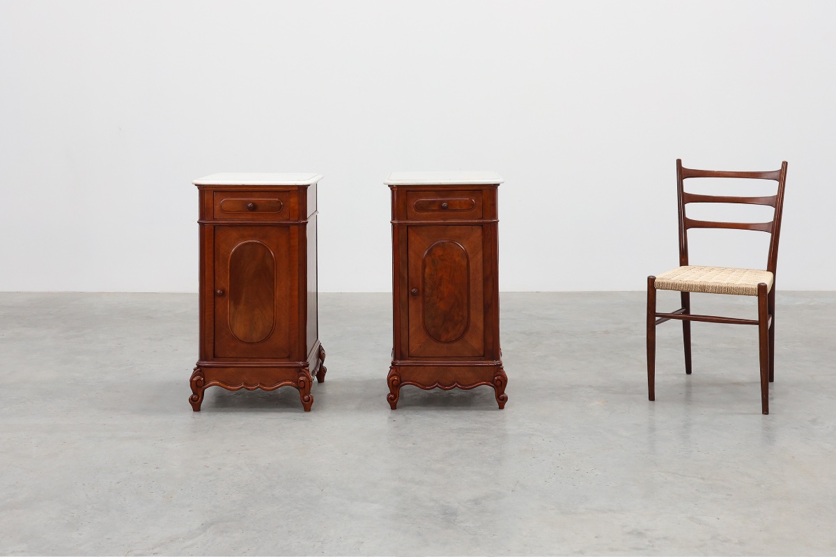 Paire de tables de chevet Louis XV à plateau en marbre de Carrare, France, vers 1890-photo-3