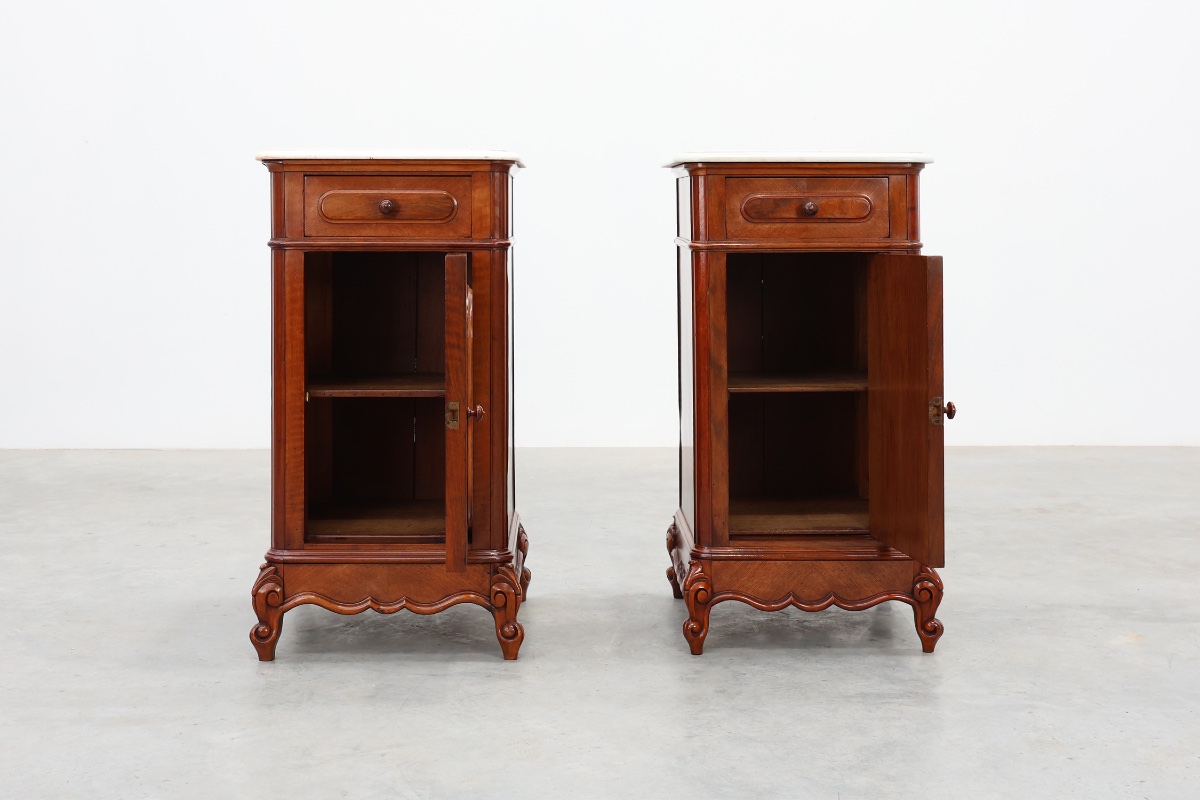 Paire de tables de chevet Louis XV à plateau en marbre de Carrare, France, vers 1890-photo-2